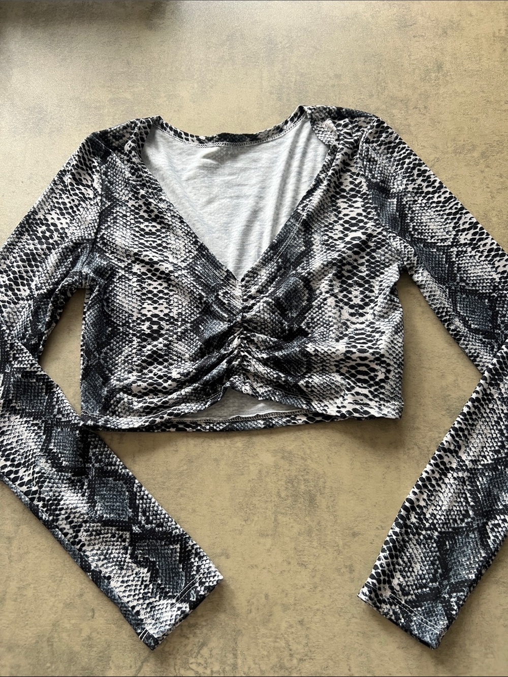 SHEIN Black & White Snake Print Twist-Front Long Sleeve Crop Top